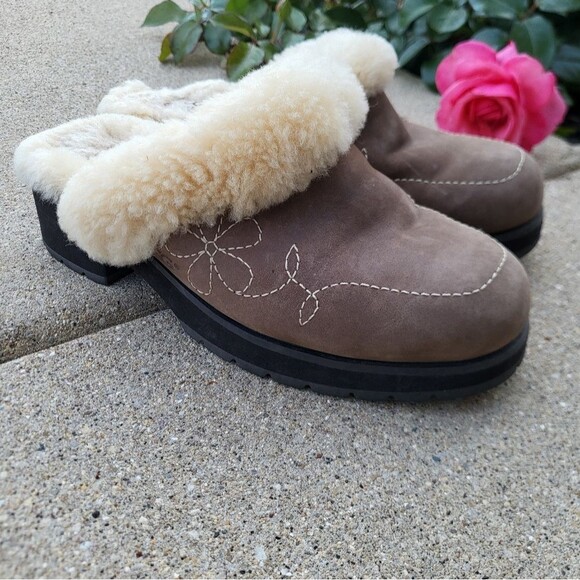 UGG Nubuck Leather Sheepskin Blossom Clogs Mules Size 9 Dark Brown 5464 - Picture 1 of 10